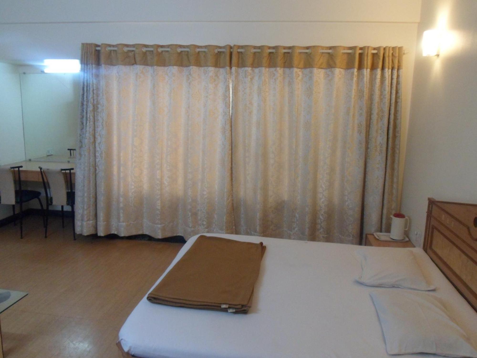 Hotel Pooja International Nashik Ruang foto