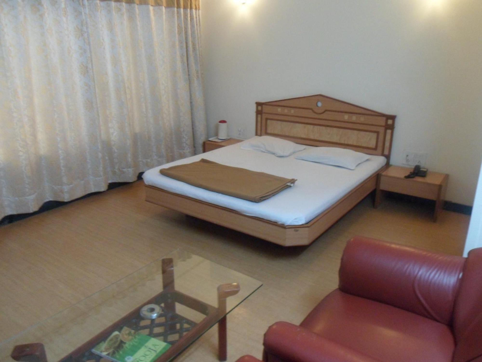 Hotel Pooja International Nashik Ruang foto