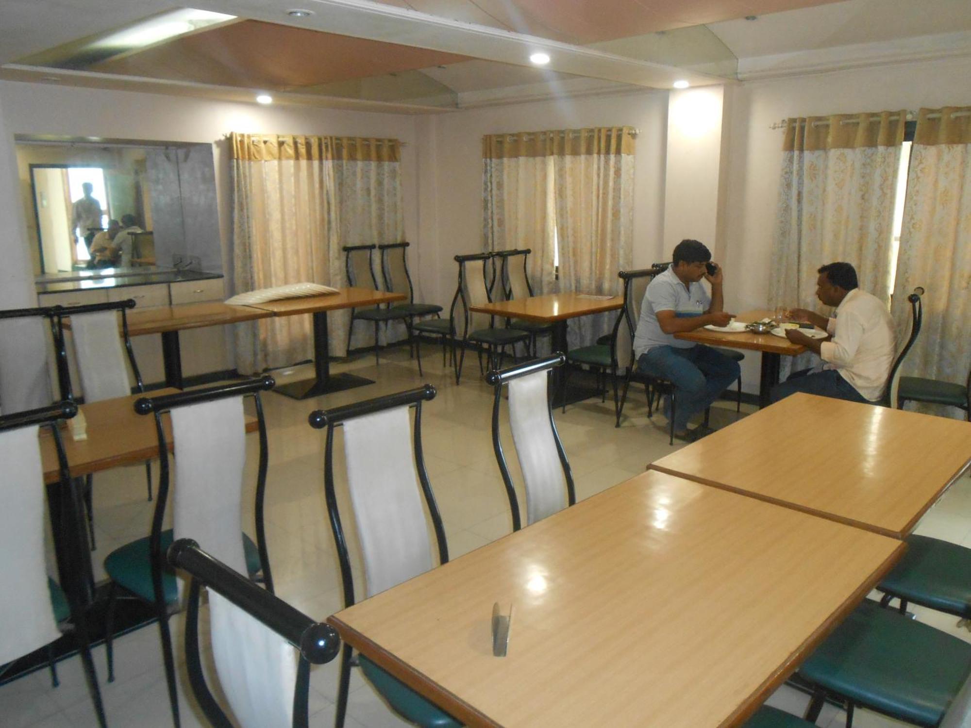 Hotel Pooja International Nashik Bagian luar foto